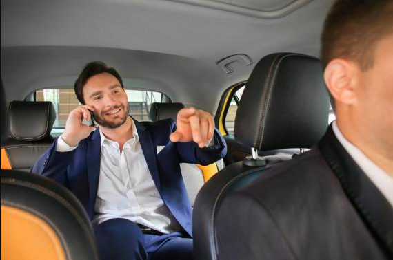 Une personne portant des gants de protection au volant d'une Mercedes-Benz, privilégiant la sécurité et l'hygiène.